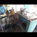 Die Teeküche unseres Frühstückslokals, hinten links die dicke Platte aus Gusseisen, auf der die Parottas und Dosas zubereitet werden